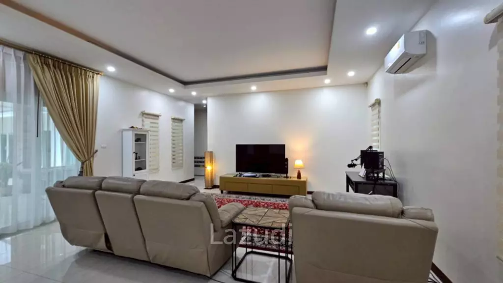 Palm villas : Modern 6 Bed Pool villa with large land plot