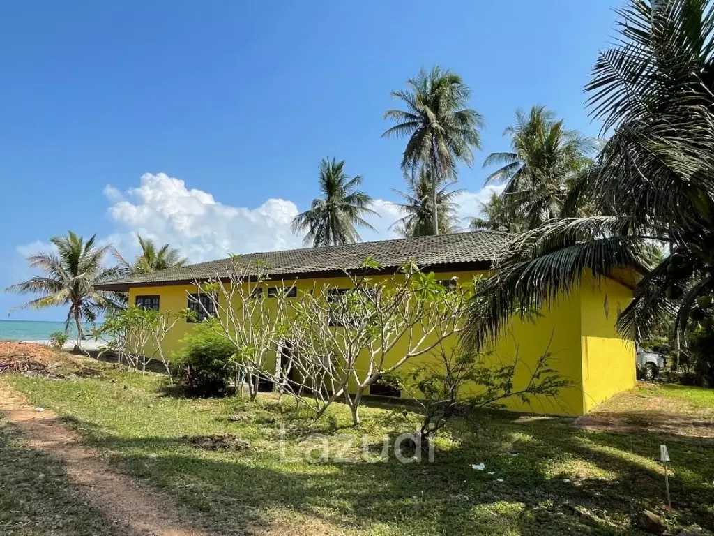 BEACHFRONT VILLA : 3 bed beachfront villa in Chumpon
