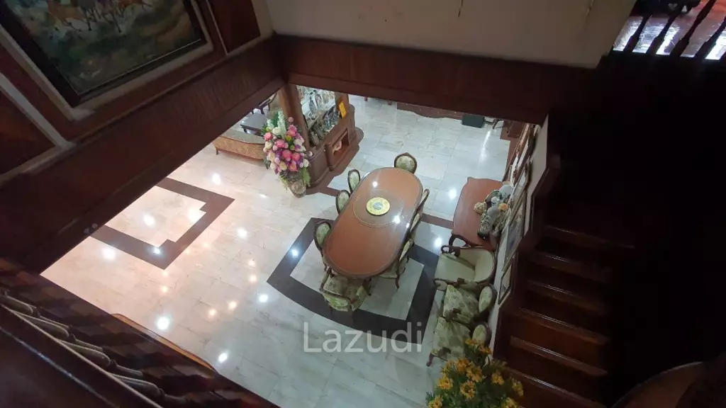1600 sqm 7-Bed Detached House in Bangkok Near MRT Lak Song