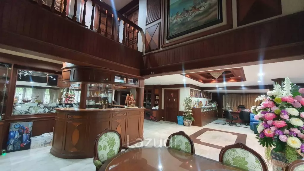 1600 sqm 7-Bed Detached House in Bangkok Near MRT Lak Song