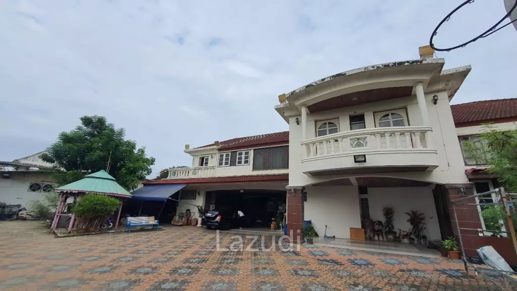 1600 sqm 7-Bed Detached House in Bangkok Near MRT Lak Song
