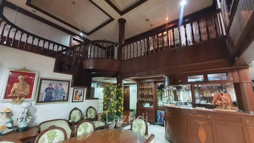 1600 sqm 7-Bed Detached House in Bangkok Near MRT Lak Song