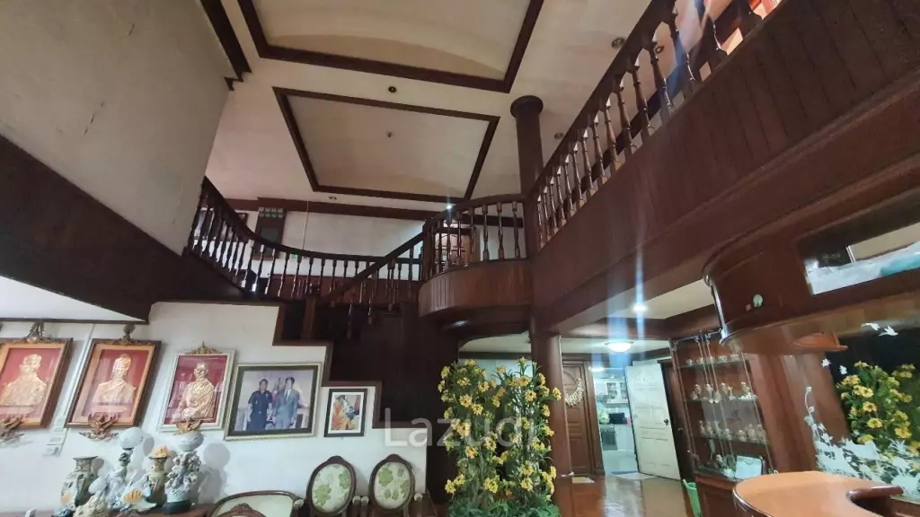1600 sqm 7-Bed Detached House in Bangkok Near MRT Lak Song