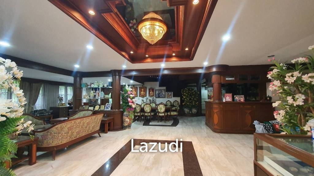 1600 sqm 7-Bed Detached House in Bangkok Near MRT Lak Song