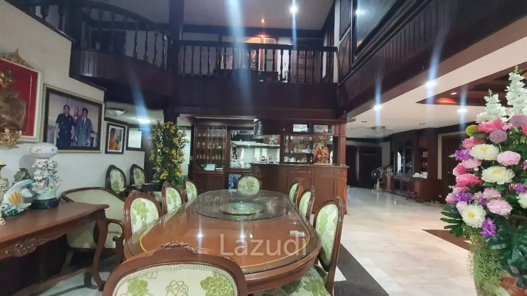 1600 sqm 7-Bed Detached House in Bangkok Near MRT Lak Song
