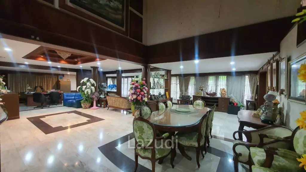 1600 sqm 7-Bed Detached House in Bangkok Near MRT Lak Song