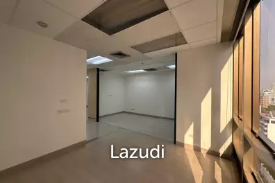 70 sqm bright office for rent at 253 Asoke Building Khlong Toei Nuea Bangkok