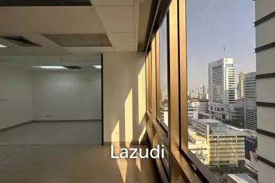 70 sqm bright office for rent at 253 Asoke Building Khlong Toei Nuea Bangkok