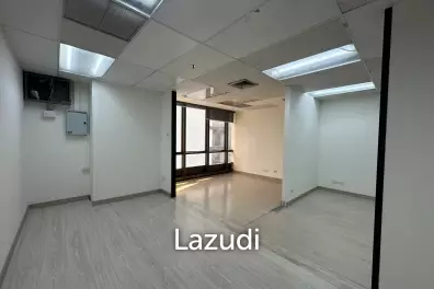 70 sqm bright office for rent at 253 Asoke Building Khlong Toei Nuea Bangkok