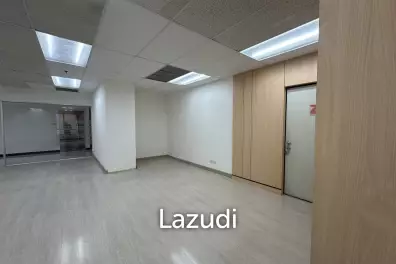 70 sqm bright office for rent at 253 Asoke Building Khlong Toei Nuea Bangkok