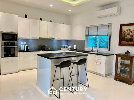 ARIA HUA HIN 1 : 3 bed luxurious modern pool villa