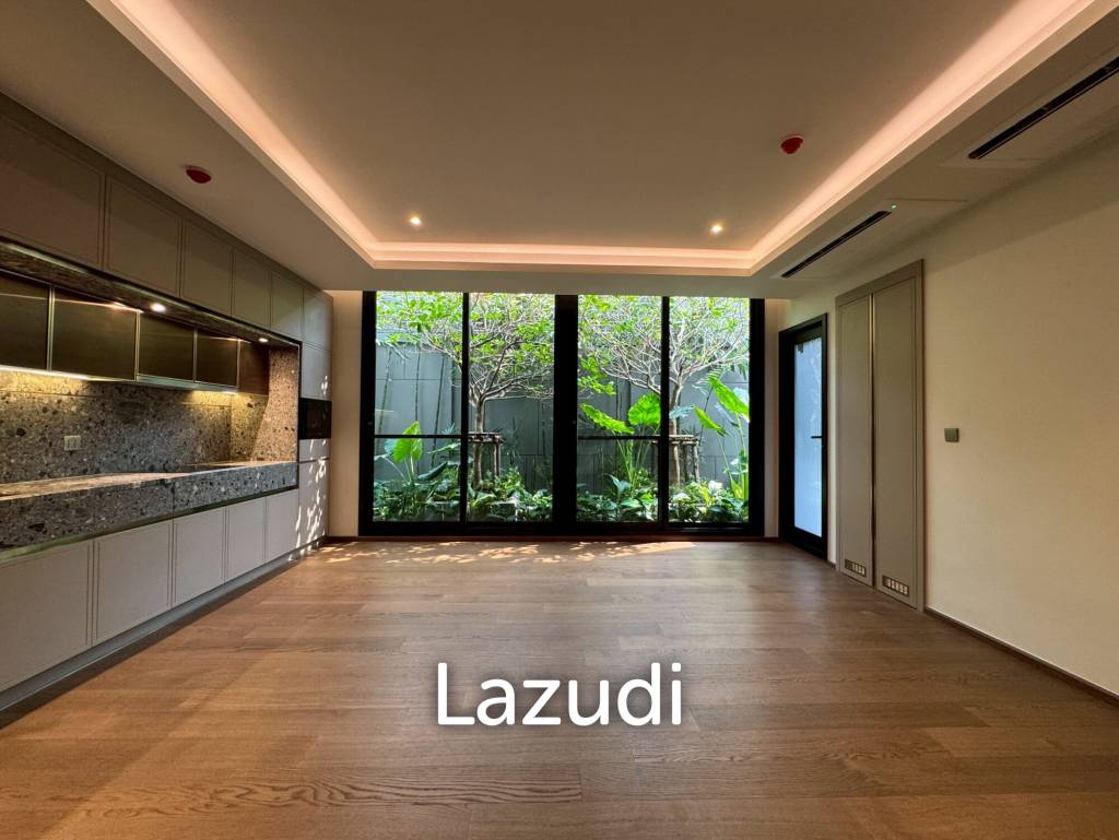 Low Rise Villa Garden View at Via 34 Khlong Toei Bangkok