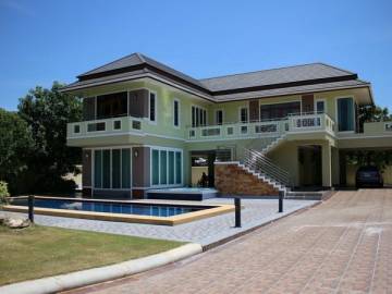 Luxury 3 Bed Pool Villa in Pranburi