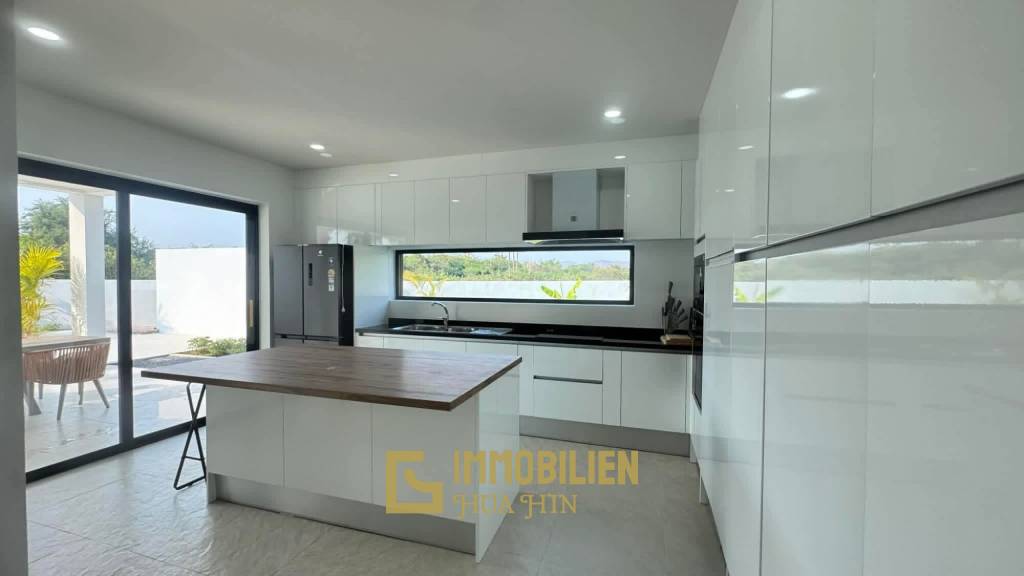 990 qm Grundstück / 384 qm Wohnfläche / privater Pool