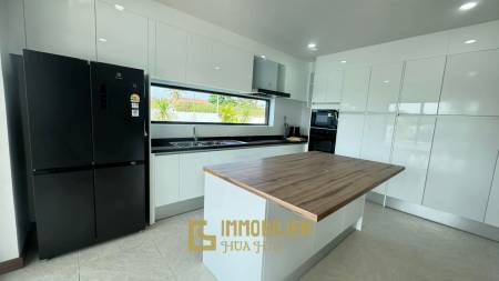 990 qm Grundstück / 384 qm Wohnfläche / privater Pool