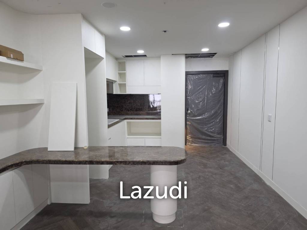 68 sqm high floor condo in State Tower Si Lom Bangkok