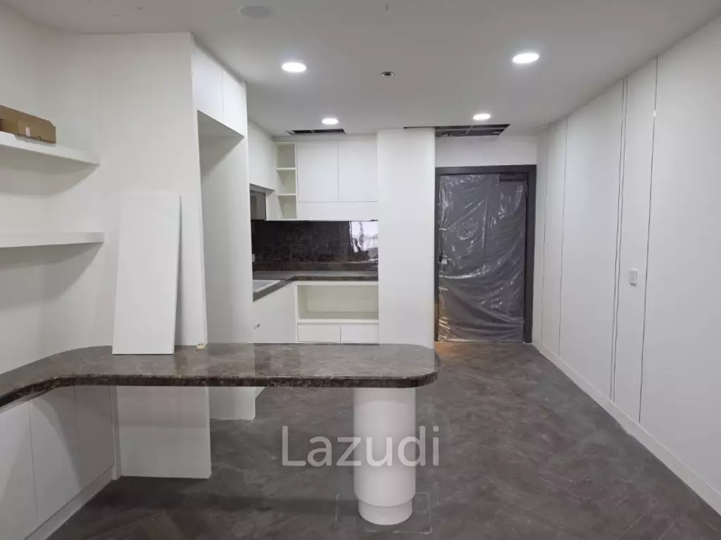 68 sqm high floor condo in State Tower Si Lom Bangkok