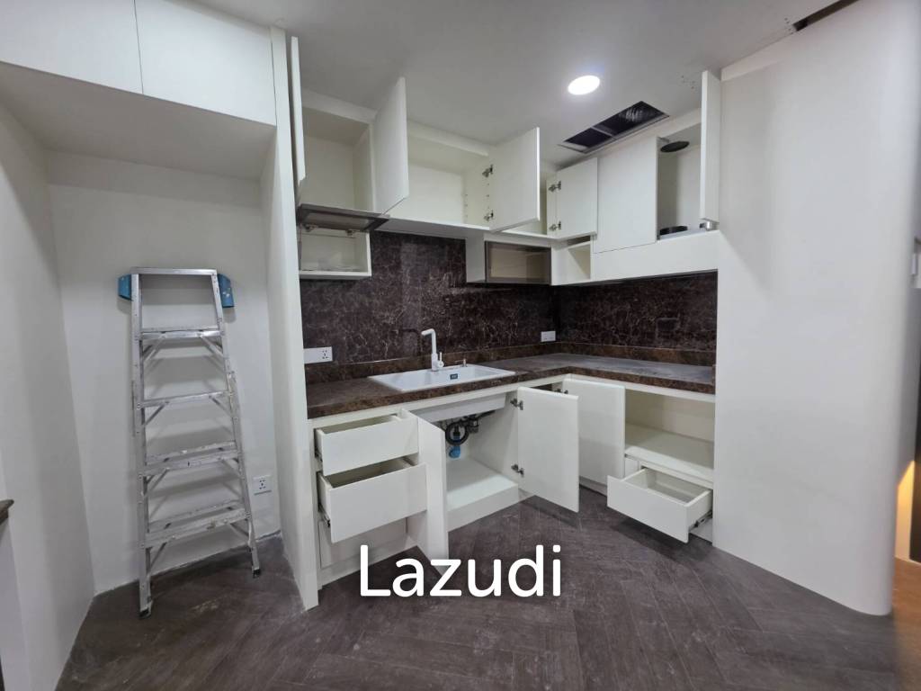 68 sqm high floor condo in State Tower Si Lom Bangkok