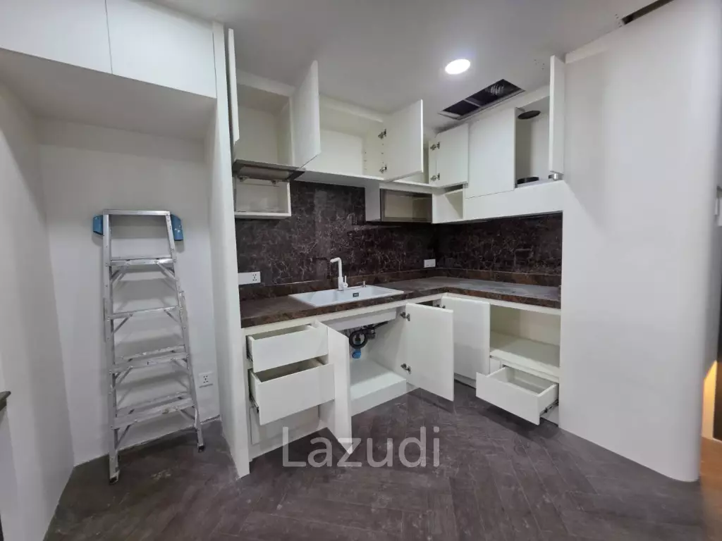 68 sqm high floor condo in State Tower Si Lom Bangkok