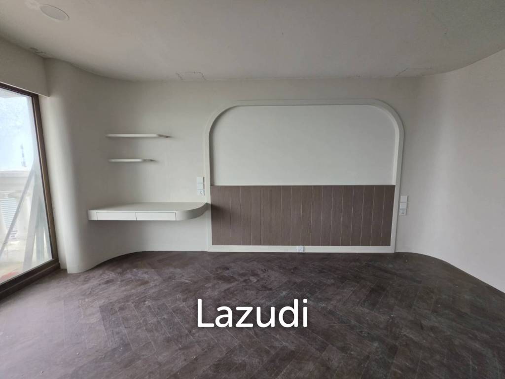 68 sqm high floor condo in State Tower Si Lom Bangkok