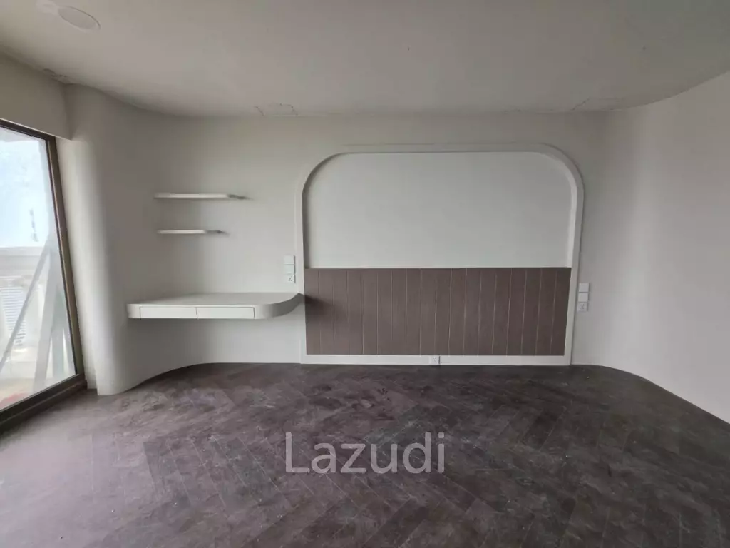 68 sqm high floor condo in State Tower Si Lom Bangkok