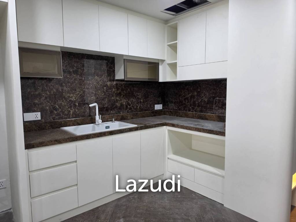 68 sqm high floor condo in State Tower Si Lom Bangkok