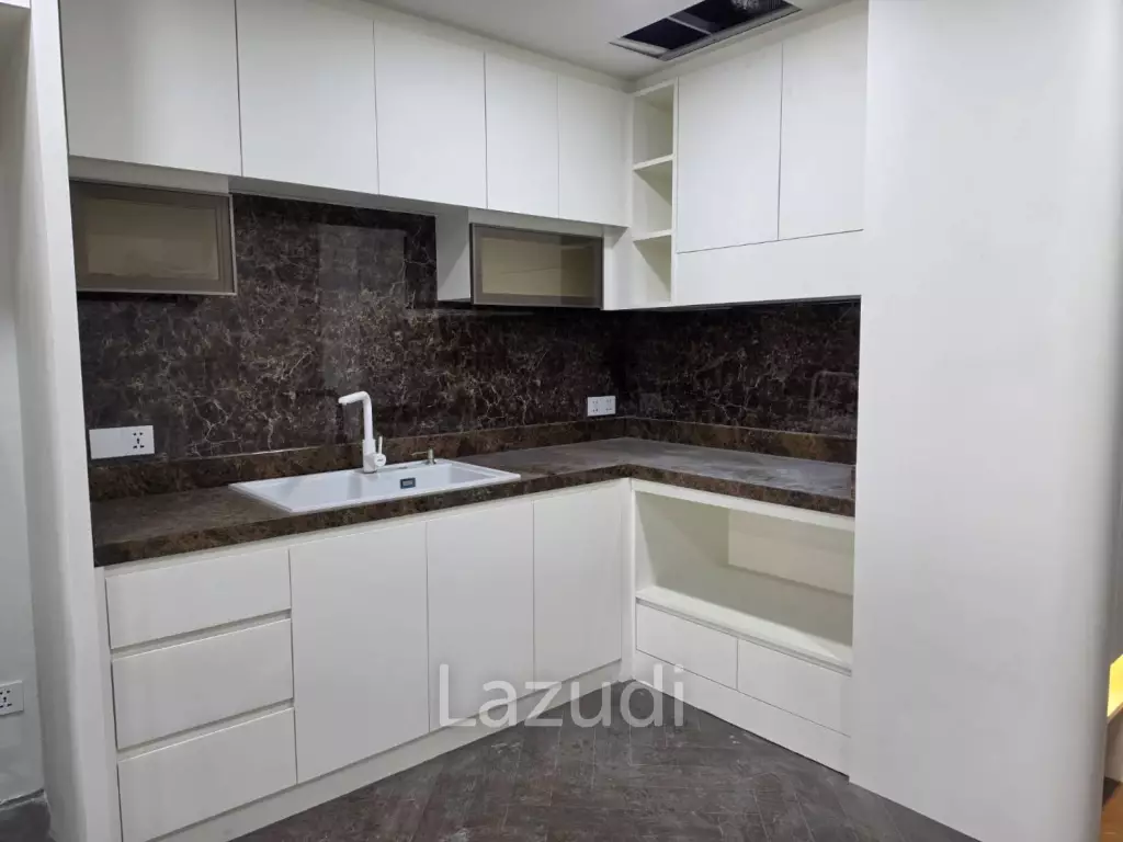 68 sqm high floor condo in State Tower Si Lom Bangkok