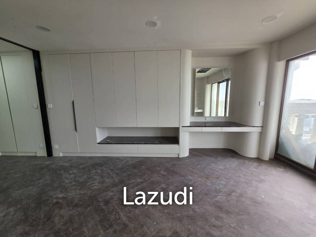 68 sqm high floor condo in State Tower Si Lom Bangkok