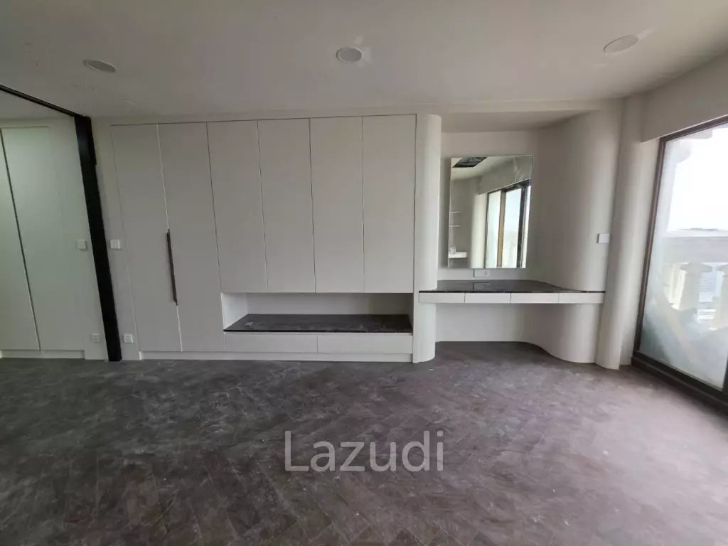 68 sqm high floor condo in State Tower Si Lom Bangkok