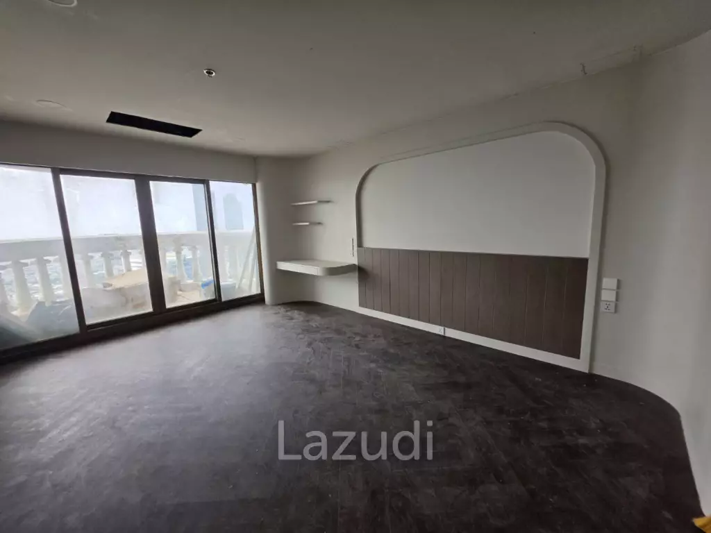 68 sqm high floor condo in State Tower Si Lom Bangkok