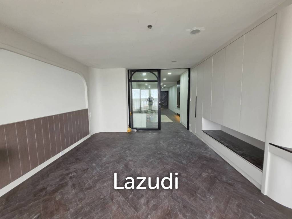 68 sqm high floor condo in State Tower Si Lom Bangkok