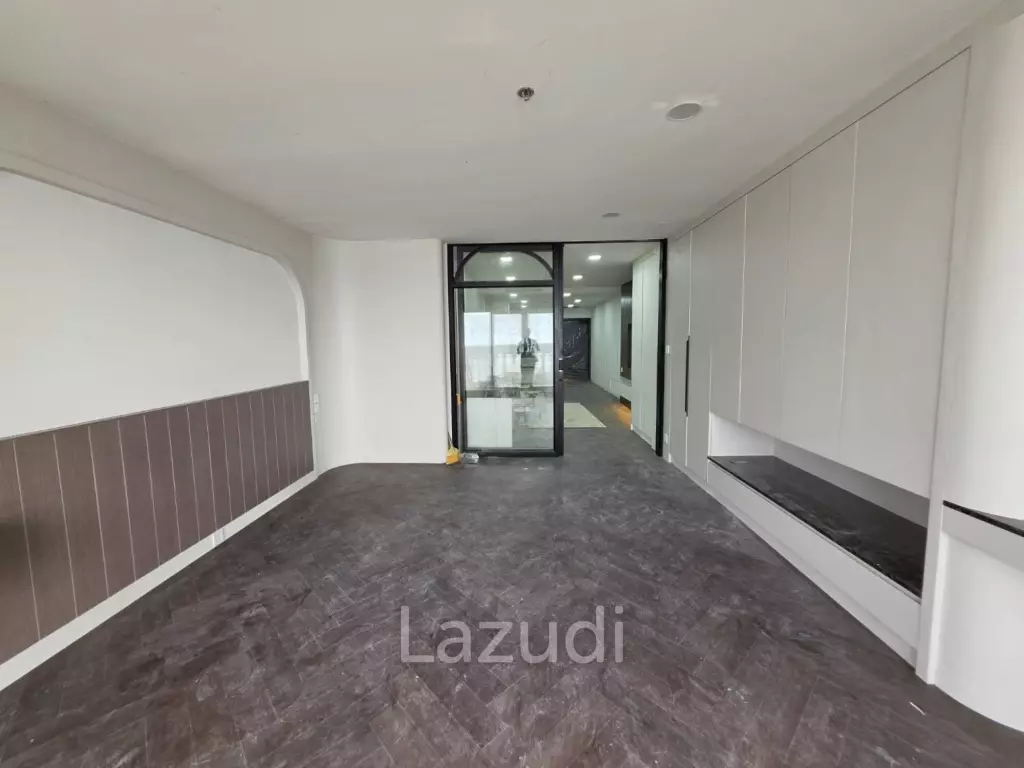 68 sqm high floor condo in State Tower Si Lom Bangkok
