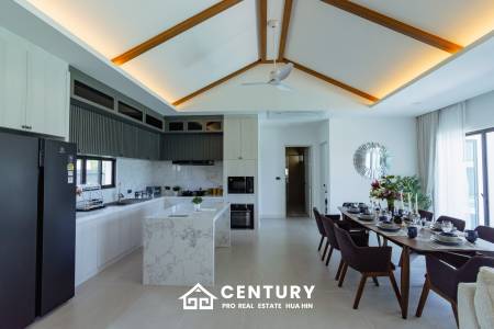 640 ตร.ม 3 เตียง 2 อาบน้ำ วิลล่า For ขาย