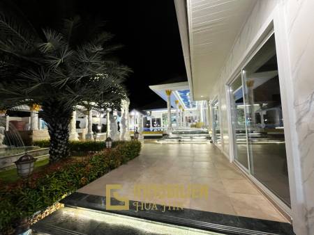 Luxus Villa / moderne Technoligie / 6 Schlafzimmer + 7 Bäder