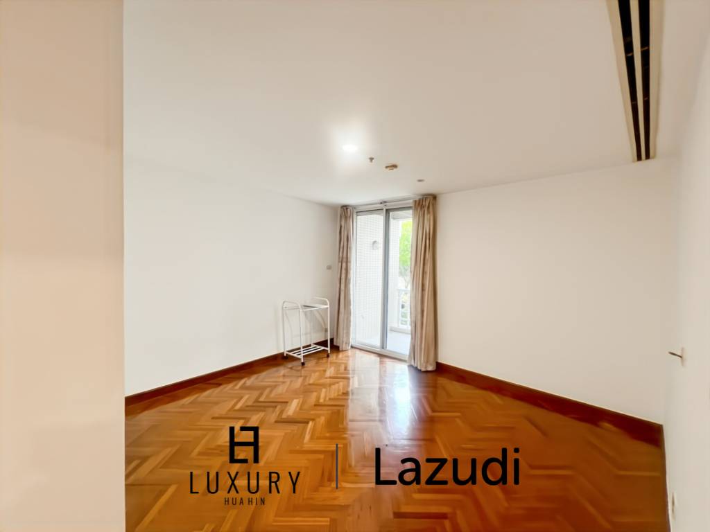 คอนโด 2 ห้องนอน ชั้นล่าง 105 ตร.ม. วิวสวนในบ้านแสนสราญ