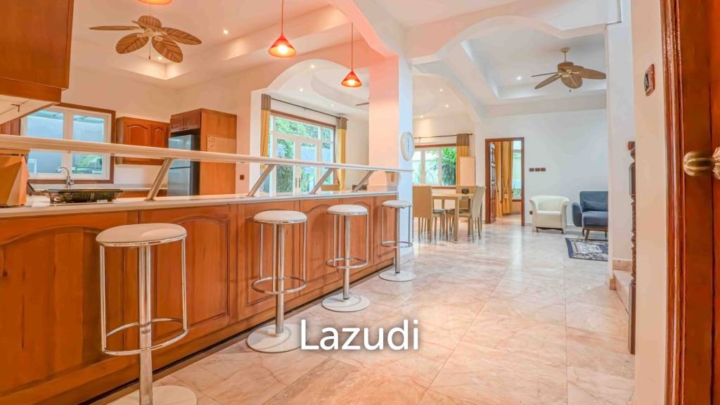 Spacious 7-bedroom private pool villa in Kathu near Patong and golf courses
