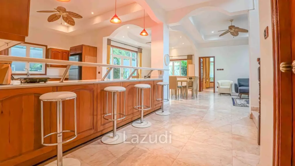 Spacious 7-bedroom private pool villa in Kathu near Patong and golf courses