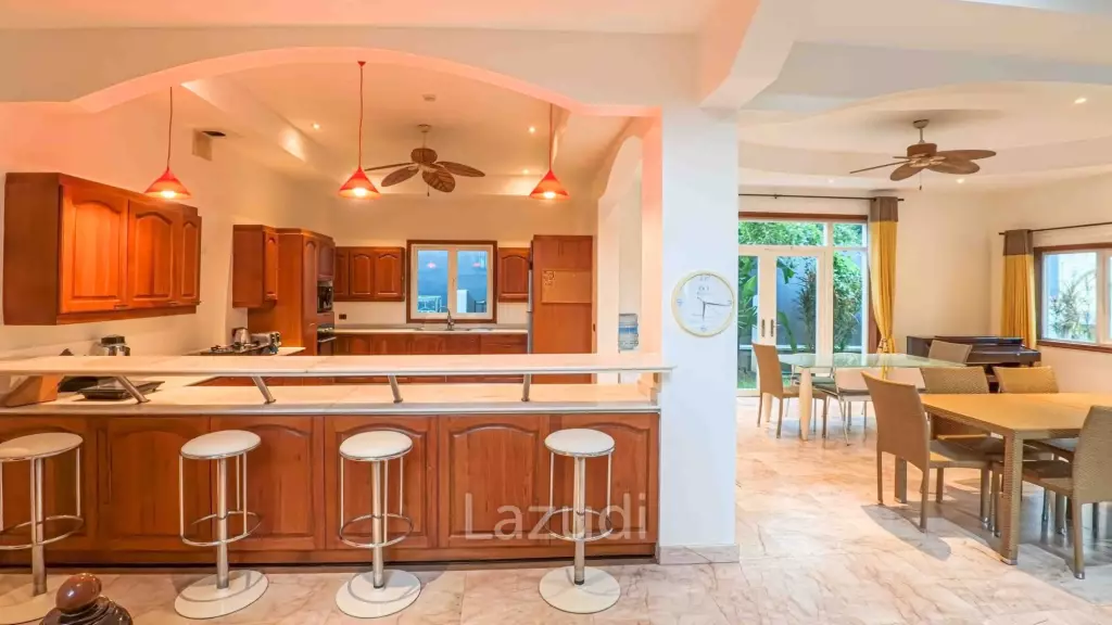 Spacious 7-bedroom private pool villa in Kathu near Patong and golf courses