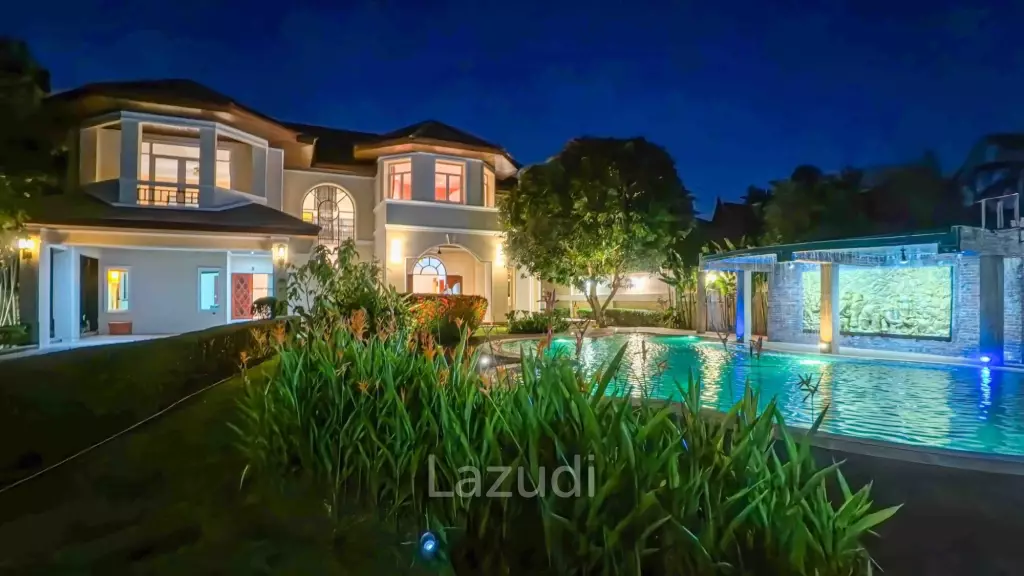 Spacious 7-bedroom private pool villa in Kathu near Patong and golf courses