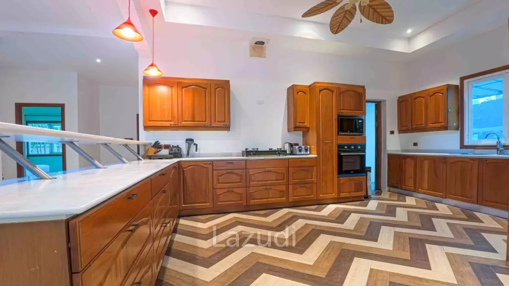 Spacious 7-bedroom private pool villa in Kathu near Patong and golf courses