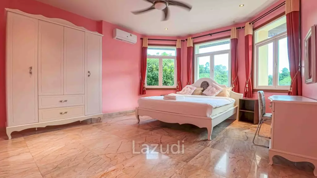 Spacious 7-bedroom private pool villa in Kathu near Patong and golf courses