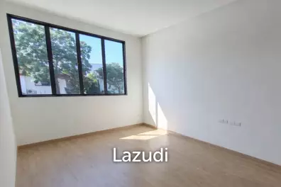 Bright 300 sqm 5 Bed Detached Home in Chan Kasem Chatuchak