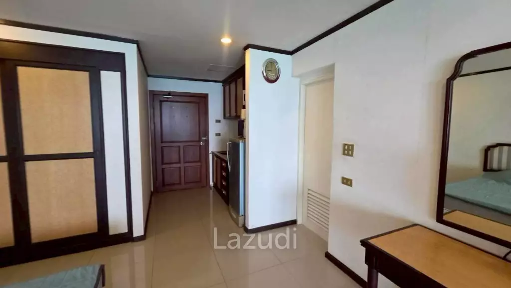 Large Studio with Ocean View for Rent Jomtien Plaza Condotel
