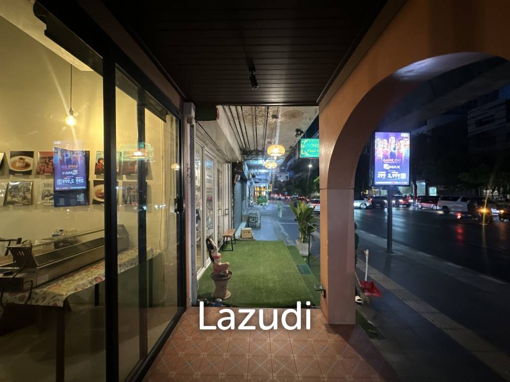 URGENT! Prime Sukhumvit 44 Location | Restaurant-Ready | No Key Money
