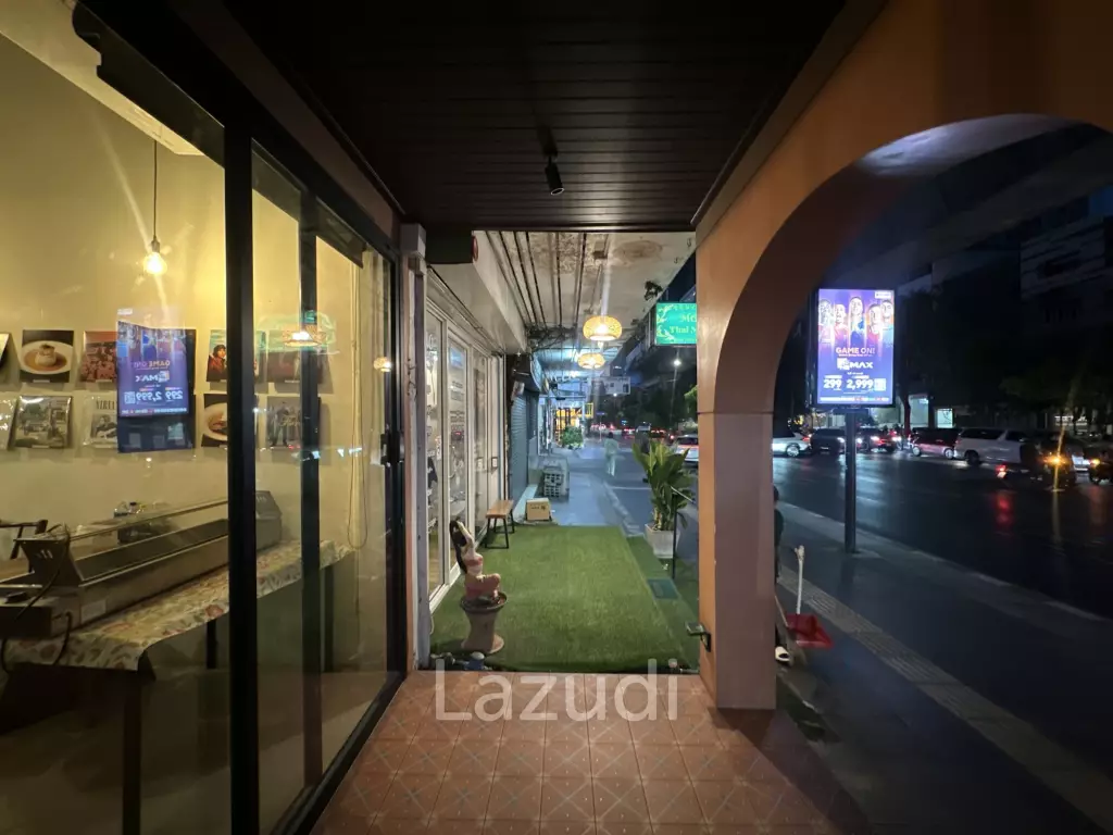 URGENT! Prime Sukhumvit 44 Location | Restaurant-Ready | No Key Money