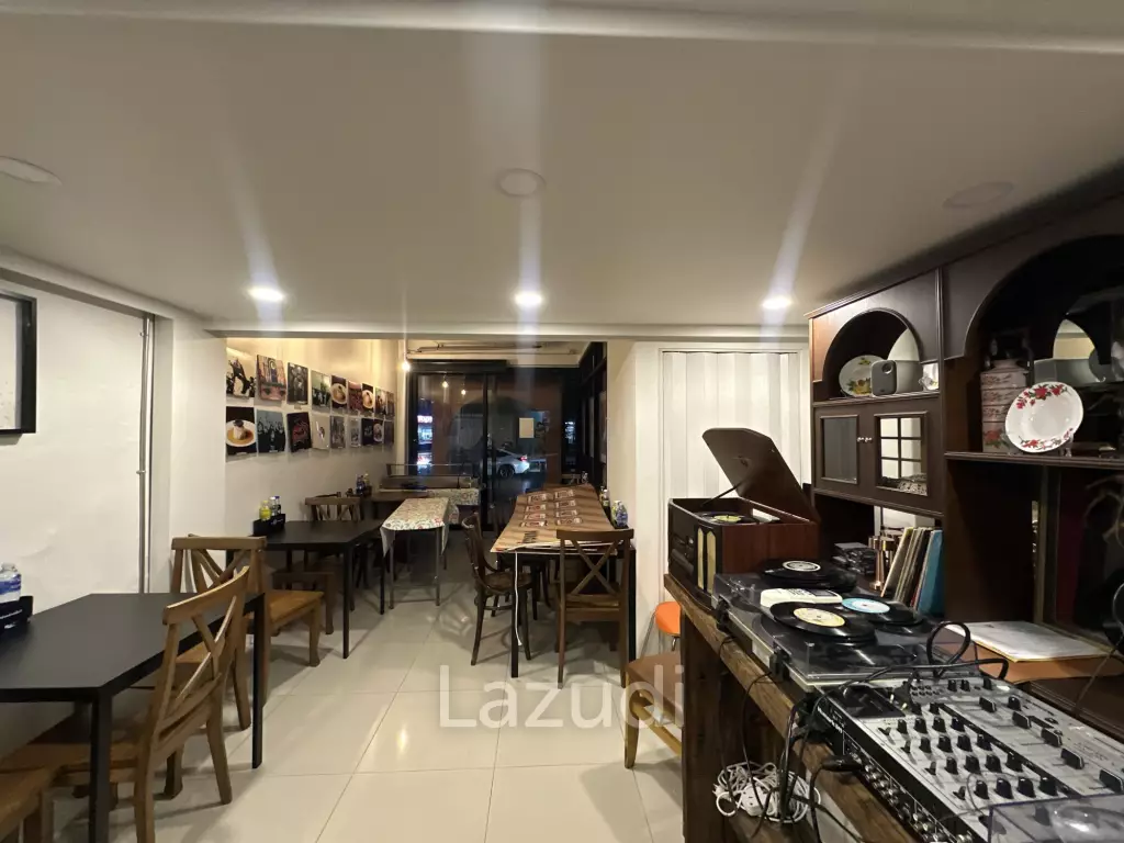 URGENT! Prime Sukhumvit 44 Location | Restaurant-Ready | No Key Money