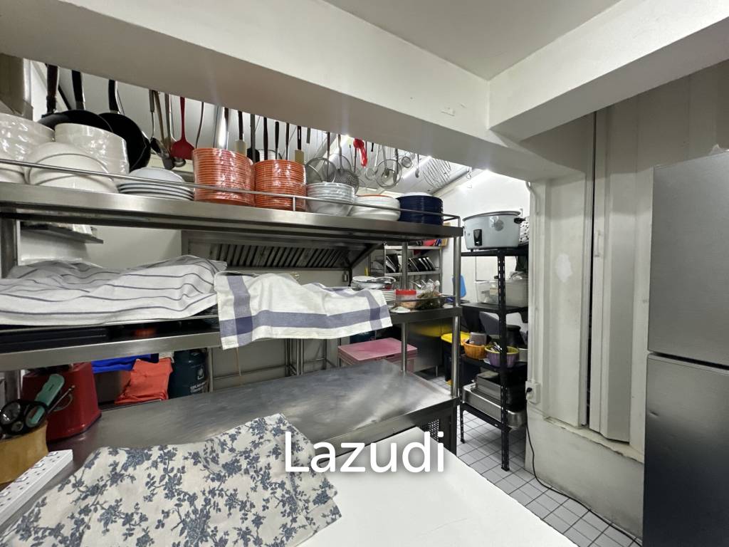 URGENT! Prime Sukhumvit 44 Location | Restaurant-Ready | No Key Money