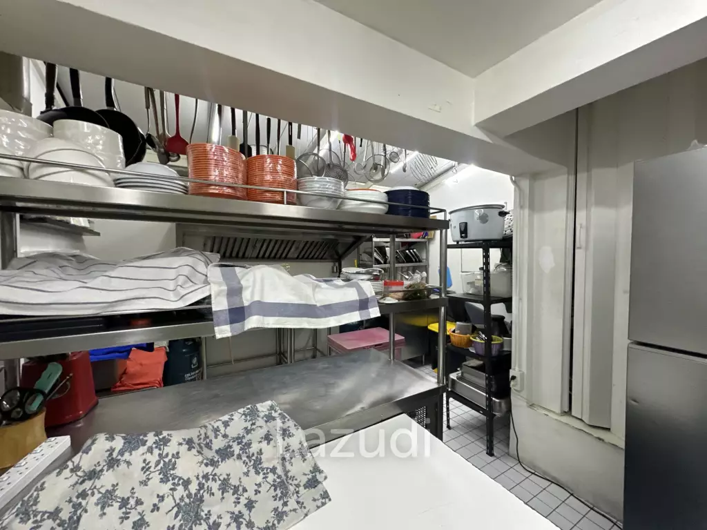 URGENT! Prime Sukhumvit 44 Location | Restaurant-Ready | No Key Money