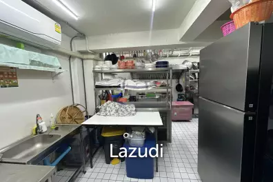 URGENT! Prime Sukhumvit 44 Location | Restaurant-Ready | No Key Money