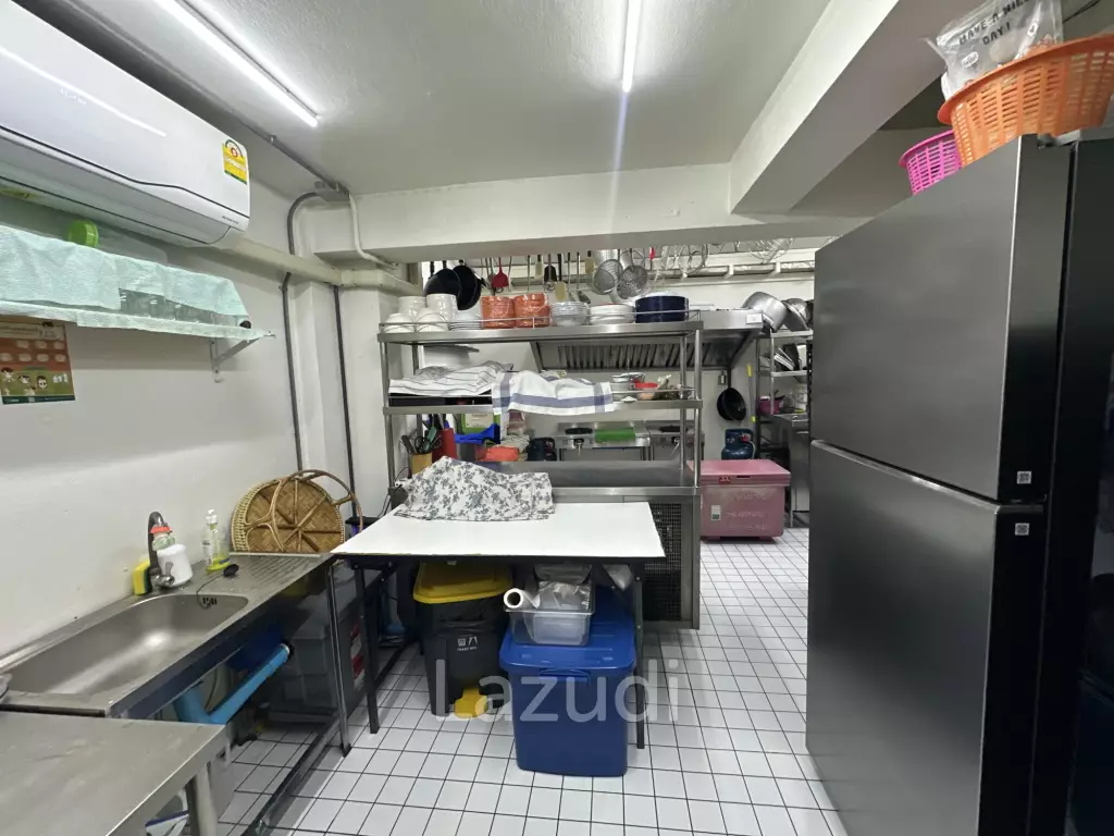 URGENT! Prime Sukhumvit 44 Location | Restaurant-Ready | No Key Money